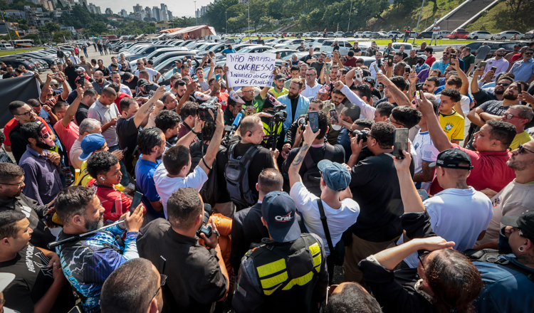 Votação de projeto dos aplicativos é suspensa; Governo defende mais debate