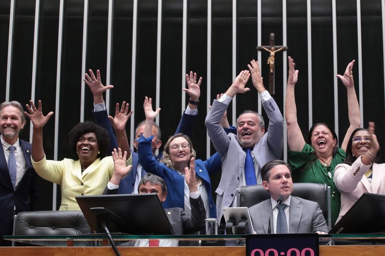 Câmara aprova orçamento para assistência social; proposta agora vai ao Senado