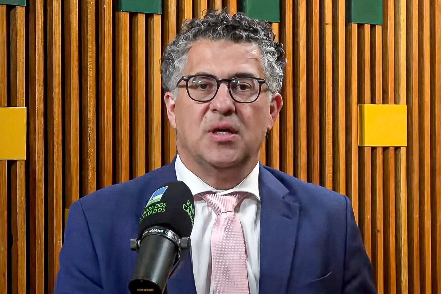 Parlamentares contra o fim da 6×1 estão ‘escondidinhos’ e com vergonha, diz Alencar