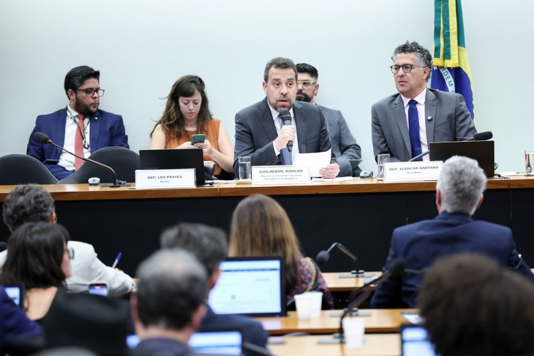 Fim da escala 6×1: Boulos descarta transição e vê ‘terrorismo patronal’