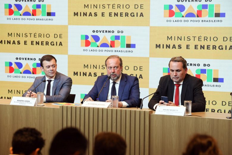 Governo Lula anuncia nova medida para segurar preço dos combustíveis