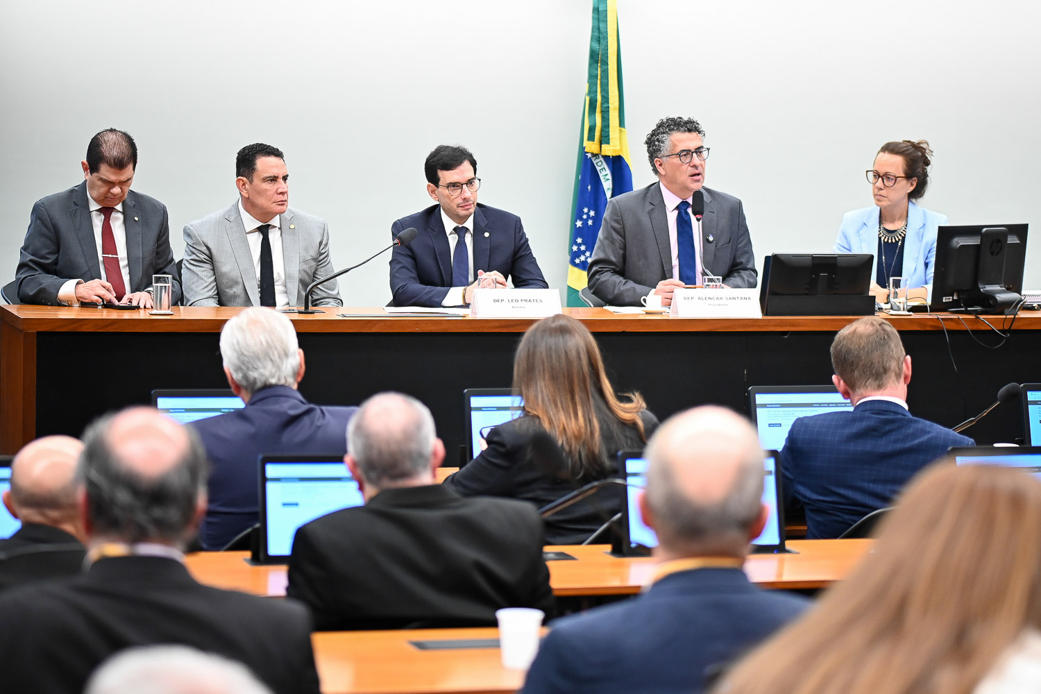 Fim da escala 6×1: comissão define cronograma e mira votação ainda em maio
