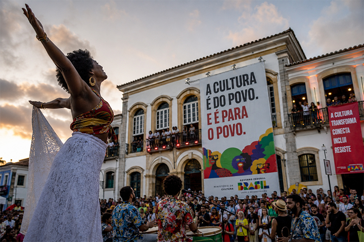 A CULTURA VOLTOU – E VAI AVANÇAR, POR LUCAS CASSAB E VIVI MARTINS