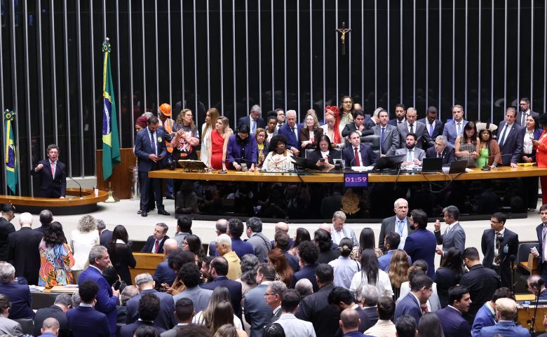 Em dia histórico para os trabalhadores, Câmara aprova fim da 6×1. Luta agora é no Senado