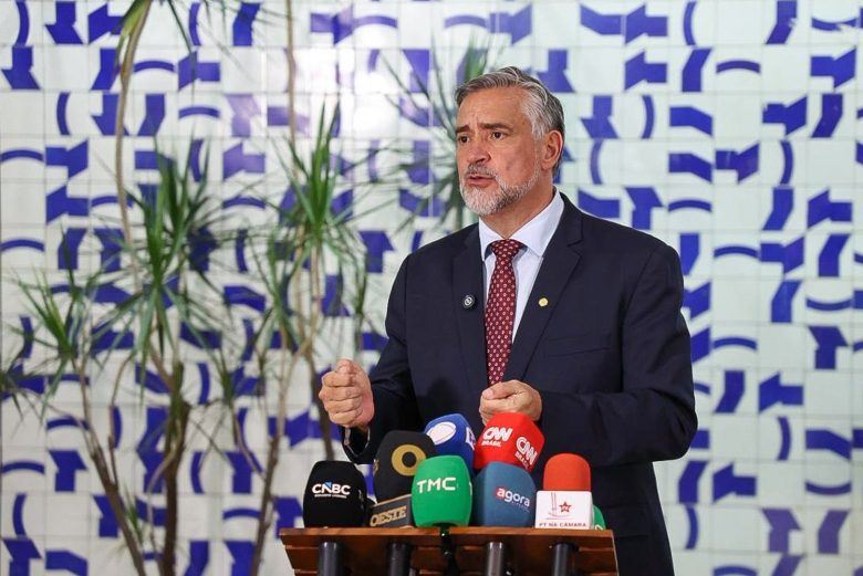 Bolsomaster: Pimenta sugere bloqueio dos milhões que Vorcaro deu a Flávio Bolsonaro