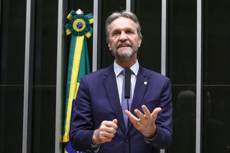 Líder do PT denuncia manobra da direita para barrar o fim da escala 6×1