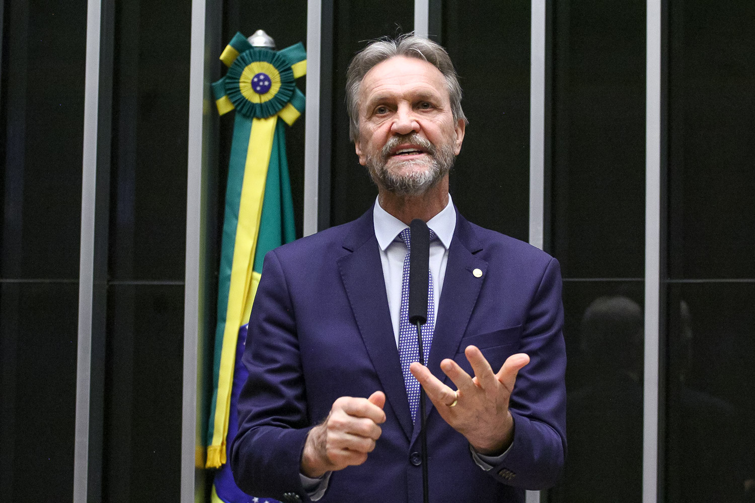 Líder do PT denuncia manobra da direita para barrar o fim da escala 6×1