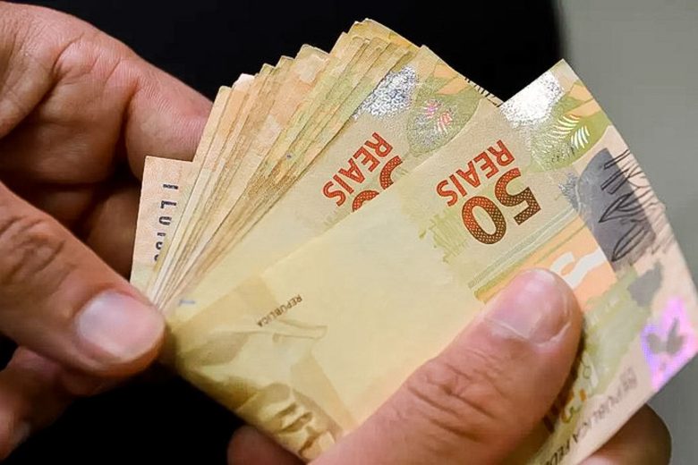 Renda mensal das famílias brasileiras atinge recorde em 2025
