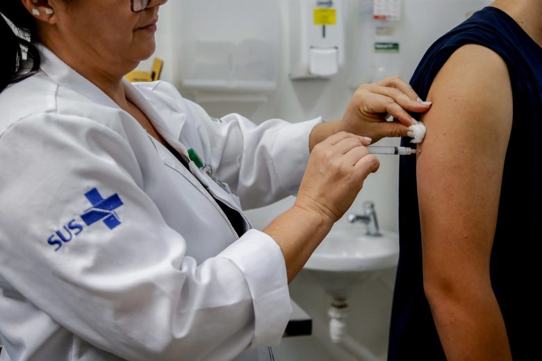 Brasil retoma protagonismo global em vacinação e fortalece SUS após onda negacionista