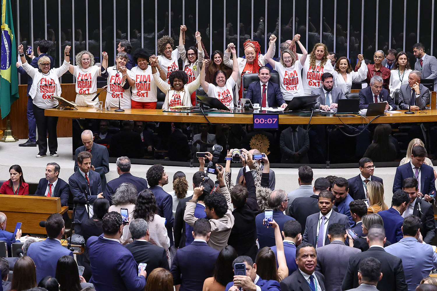 Em dia histórico para os trabalhadores, Câmara aprova fim da 6x1. Luta agora é no Senado