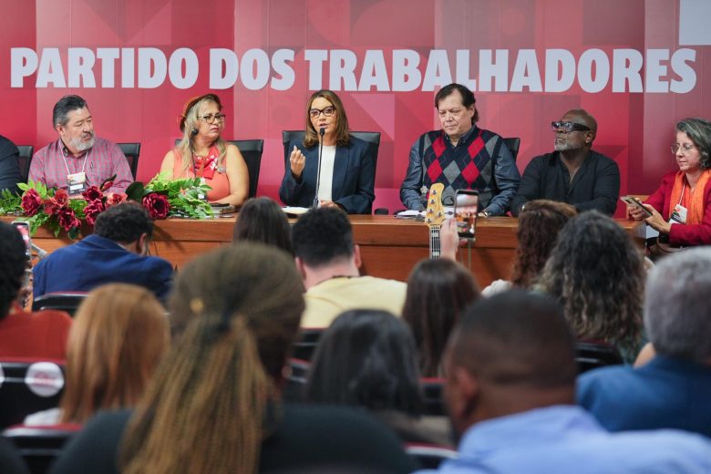 Mulheres de direita ou progressistas vivem os mesmos dilemas na periferia, diz Janja