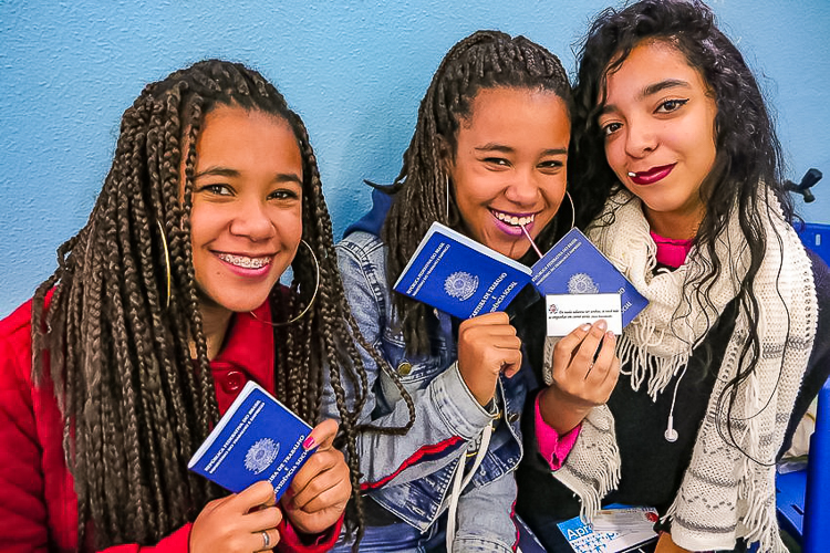 Mulheres e jovens lideram crescimento do emprego com carteira assinada no Brasil