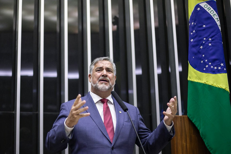Petistas apontam traição de Flávio Bolsonaro, enquanto Lula age para proteger Pix