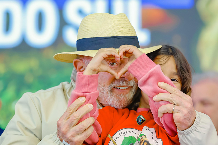Lula entrega títulos de terra e garante segurança a 1,4 mil famílias assentadas