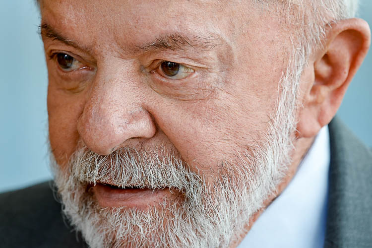 Lula chega à França, como convidado, para o encontro do G7