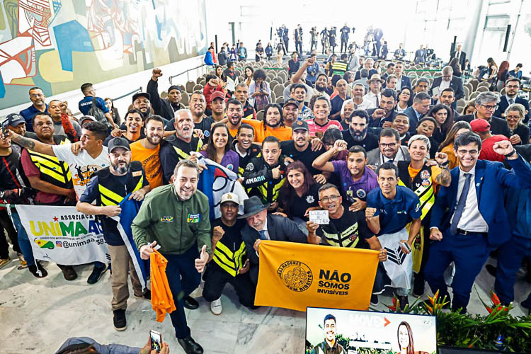 Lula cria crédito a entregadores: ‘São trabalhadores que têm família pra sustentar‘