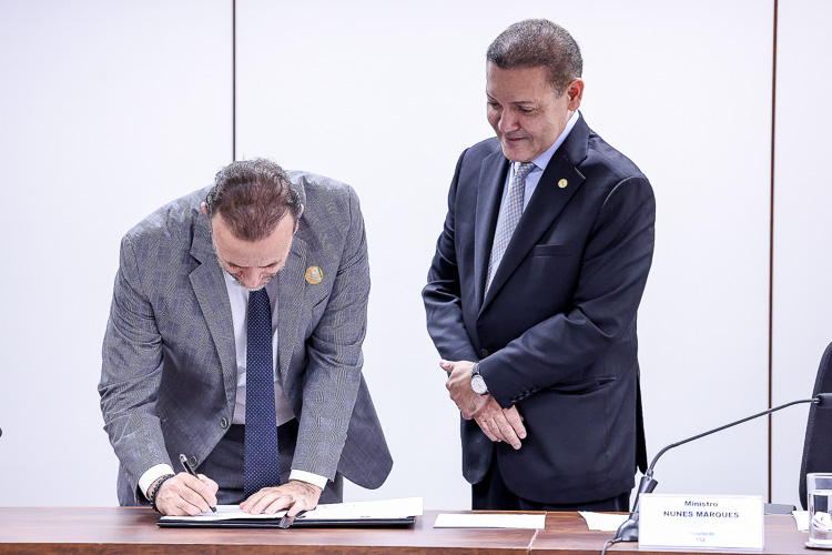 PT e outros partidos assinam acordo com TSE por integridade nas eleições
