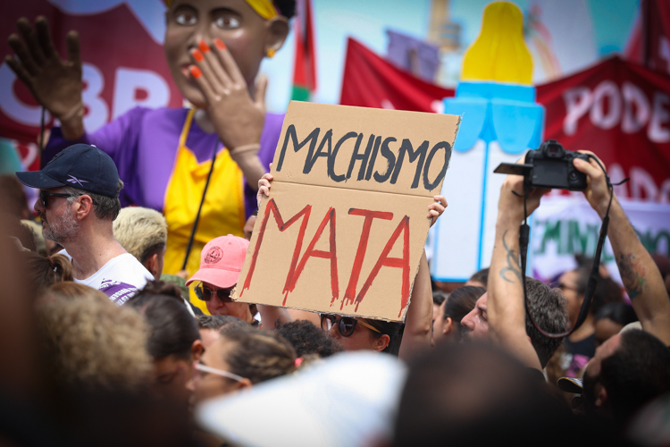 Ataque de aliado de Flávio Bolsonaro a voto feminino reforça misoginia da extrema direita