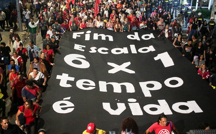 Nas ruas, trabalhadores pressionam senadores por fim da escala 6×1