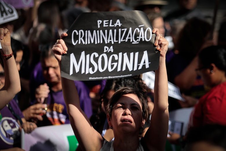 O que muda se o projeto que classifica o ódio a mulheres como crime for aprovado?