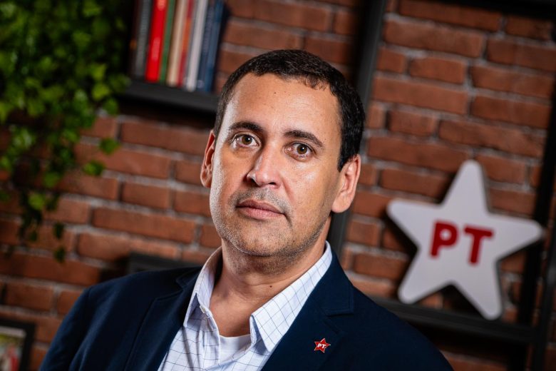 Carta é cortina de fumaça enquanto Flávio Bolsonaro evita respostas sobre filme e Vorcaro
