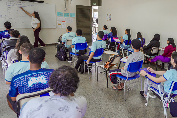 ‘A escola é o ambiente para combater o racismo e a discriminação’, defende senadora