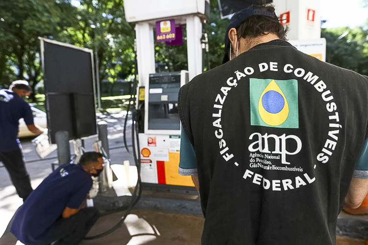 Governo Lula intensifica combate a abusos nos preços dos combustíveis