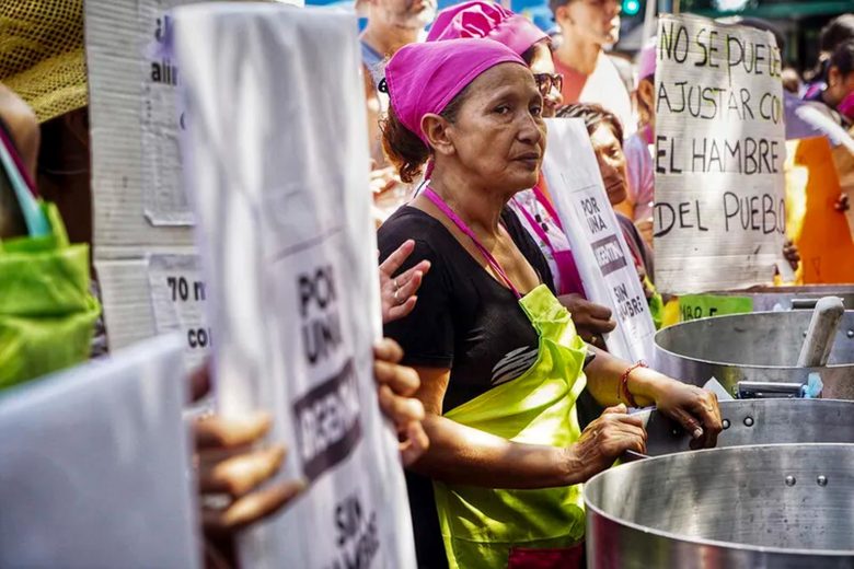 Carne de burro na Argentina, fila do osso no Brasil: retratos do arrocho da ultra direita