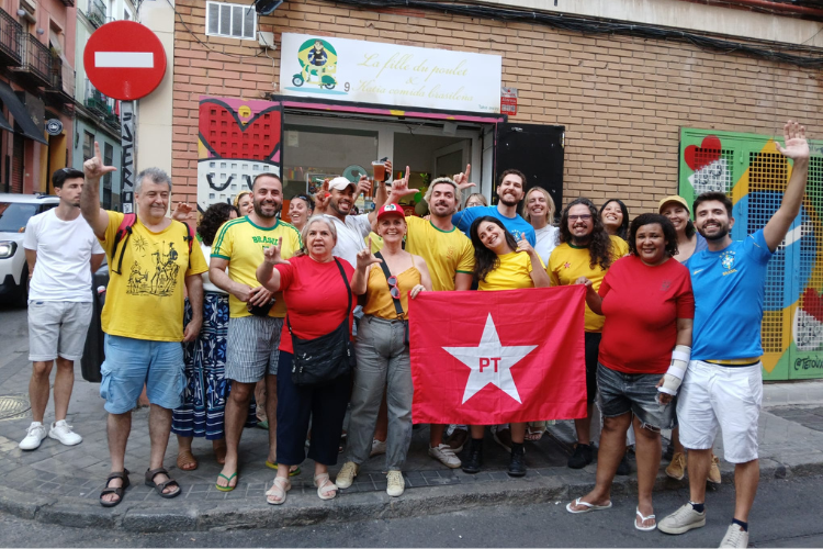 Brasil x Japão reúne militância do Núcleo do PT Madrid em espaço de convivência da comunidade brasileira