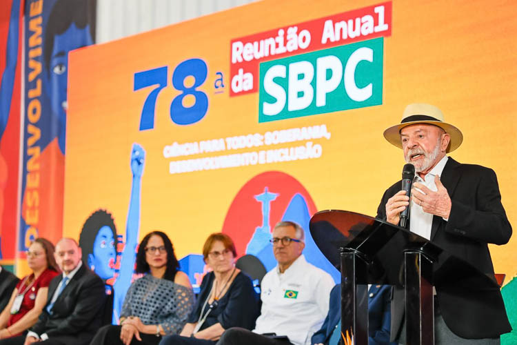 Lula pede a cientistas plano para Brasil competir com China e EUA em tecnologia