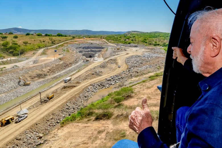Lula inaugura obra histórica e diz que água permite ao povo nordestino voltar à sua terra