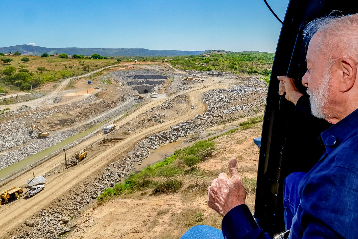 Lula inaugura obra histórica e diz que água permite ao povo nordestino voltar à sua terra