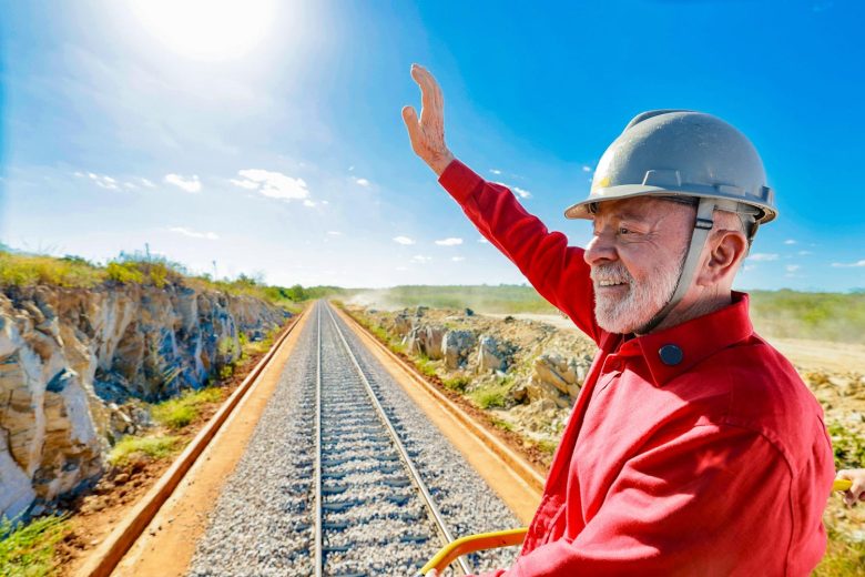 Lula entrega trecho de ferrovia e reforça ‘obrigação de levar desenvolvimento’ ao Nordeste