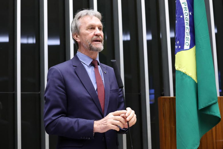 Petistas repudiam novo tarifaço de Trump e expõem vassalagem da família Bolsonaro