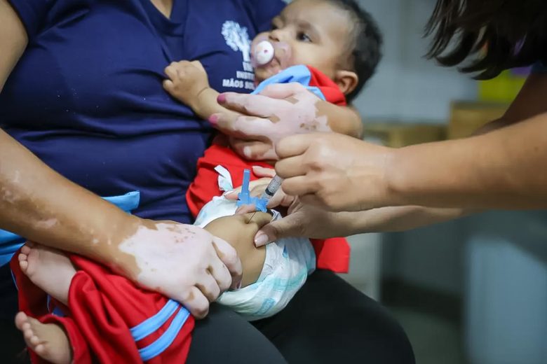 Brasil retoma avanço na vacinação infantil e é destaque mundial