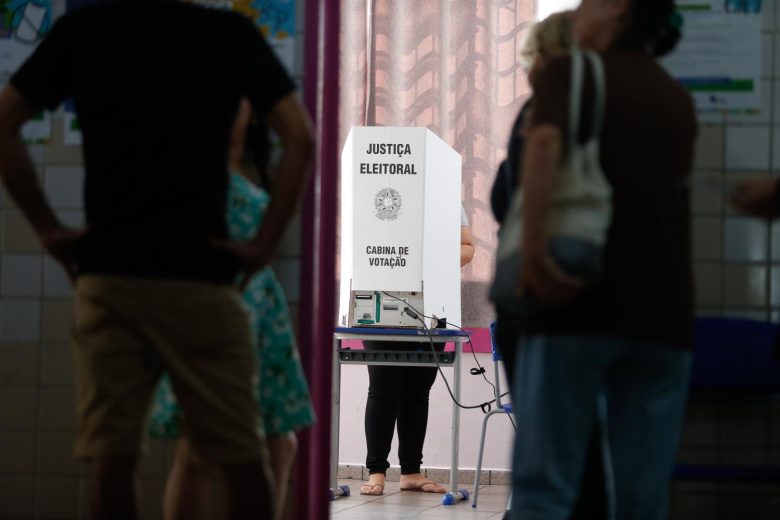 Mulheres são maioria e idosos ganham espaço no eleitorado de 2026