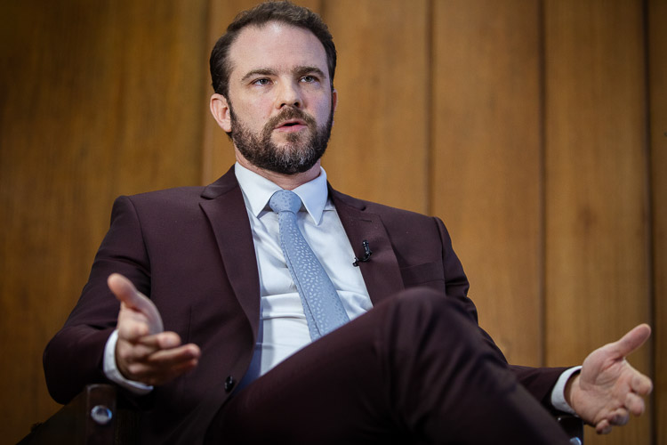 Ministro lembra calote de Jair Bolsonaro e diz que plano fiscal de Flávio é ‘balela’