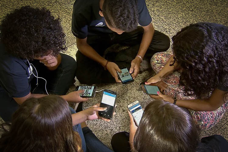 Governo Lula age para proteger crianças e adolescentes na internet e cobra plataformas