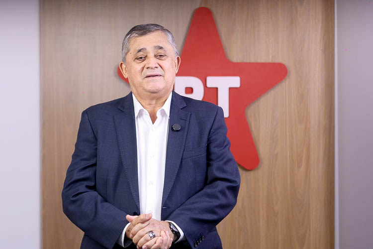 Turma de Flávio Bolsonaro é contra fim da 6×1 e tenta impedir a votação, diz ministro