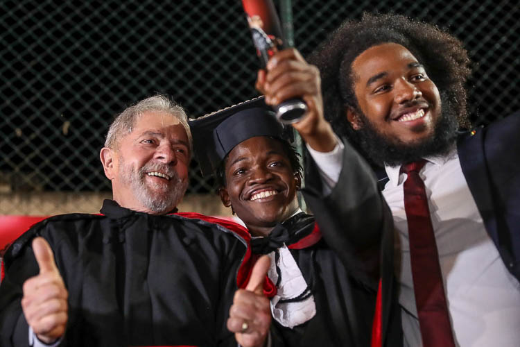 Lula fez muito pela educação, só faltou tempo pra contar na TV. Confira aqui