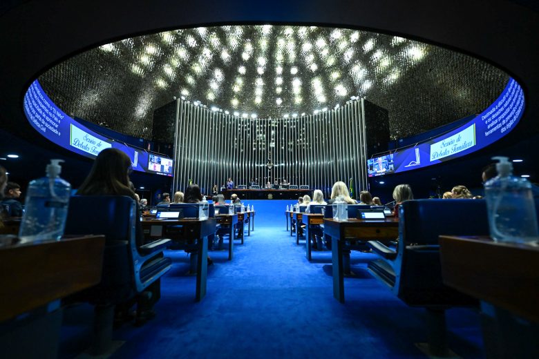 Trabalhadoras acompanham atentas votação do fim da escala 6×1 no Senado