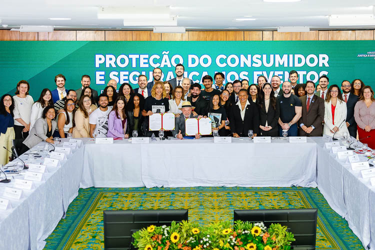 Lula escuta apelo de fãs e cria regras contra abusos em venda de ingressos de shows