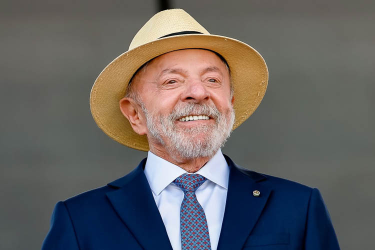 Lula quer fim de ‘jornada escrava’, enquanto Flávio Bolsonaro manobra para manter escala 6×1
