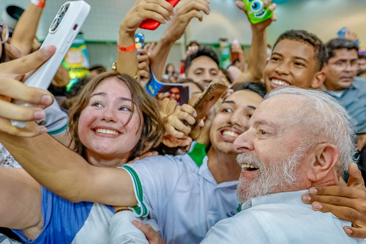 Lula celebra estudo que comprova impacto positivo de manter alunos no ensino médio