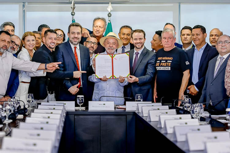 Valor mínimo para o frete agora é lei; Lula pede que caminhoneiros fiscalizem