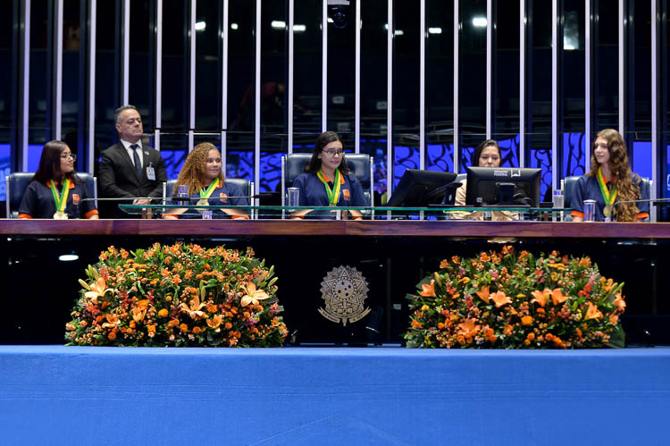 Juventude feminina ocupa espaços de decisão e fortalece a democracia