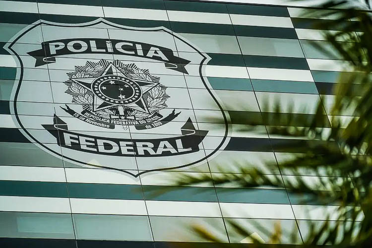 Petistas pedem que PF apure possíveis elos de Flávio Bolsonaro com fraudes no INSS