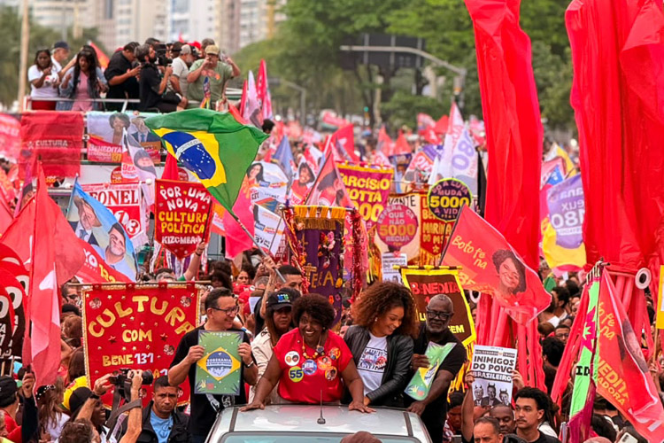 Pela reeleição de Lula, milhares de pessoas vão às ruas neste domingo