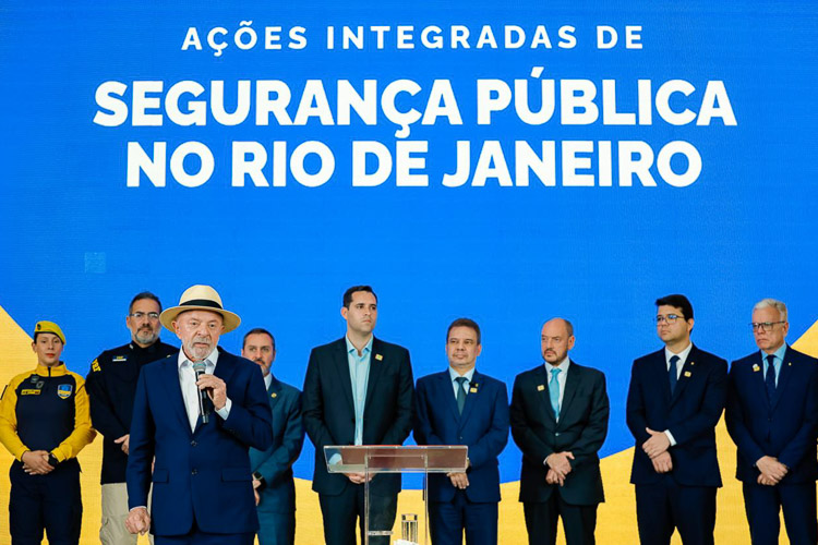 ‘Vamos desocupar o território’: Lula acompanha ação integrada contra o crime no Rio