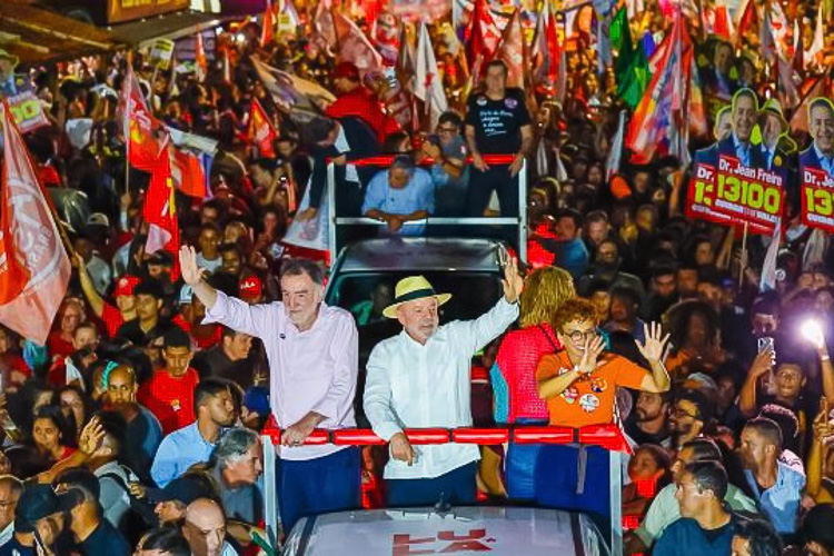‘Não quero ser comparado com Flávio porque ele não é ninguém’, diz Lula em Minas Gerais